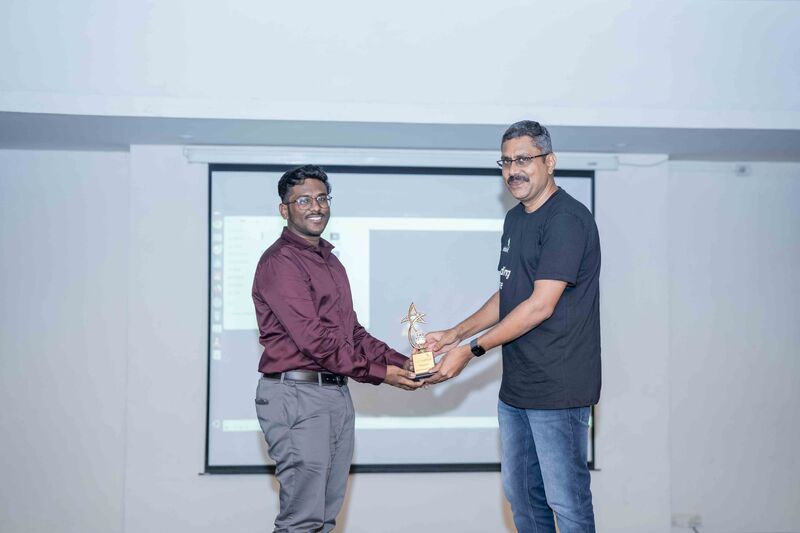 Yegappan Sekar receiving the Web Wizard Award trophy from the CEO at Cartrabbit